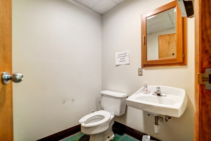 More Photos Of 413-419 N Main St, Findlay Showroom For Sale