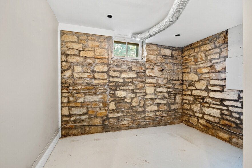 More Photos Of 720 Poyntz Ave, Manhattan Office For Sale