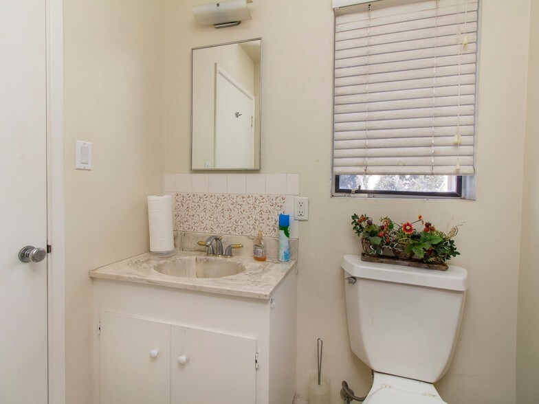 More Photos Of 315 N Vine St, Fallbrook Office For Sale