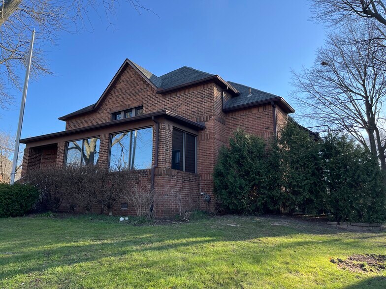 More Photos Of 201 S Ann Arbor St, Saline Office For Sale