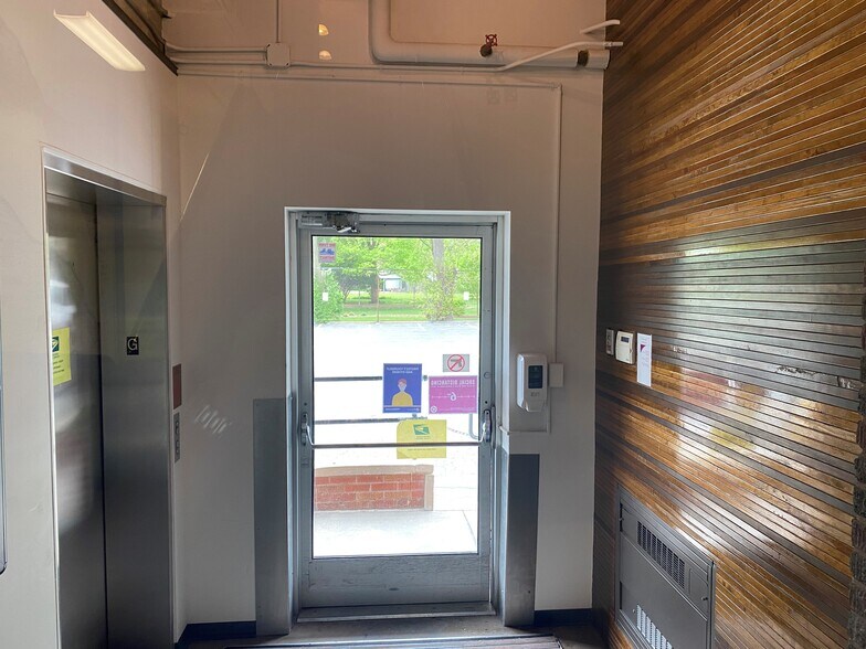 More Photos Of 1358 4th Ave, Rockford Office Residential For Sale