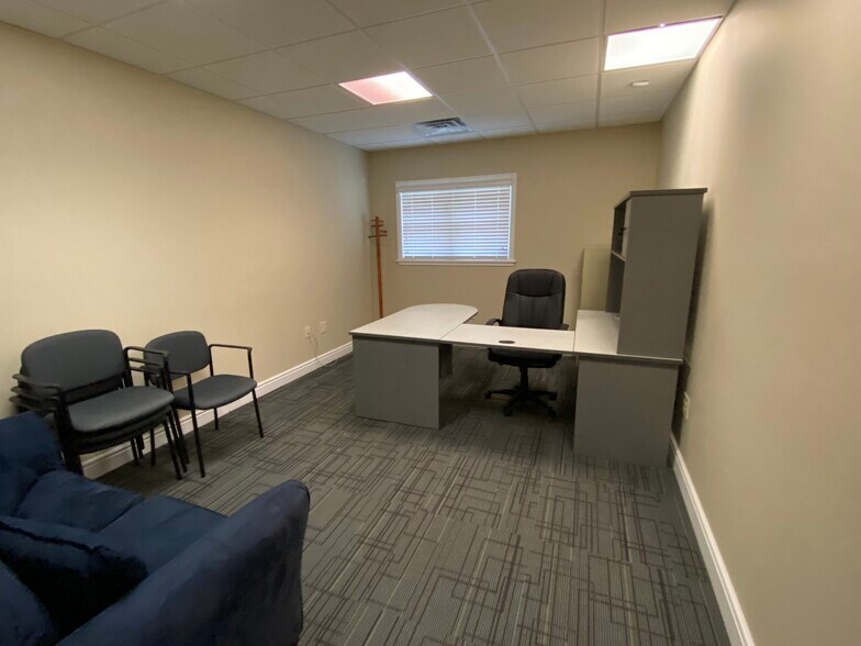 More Photos Of 2741 Noblestown Rd, Pittsburgh Office For Lease