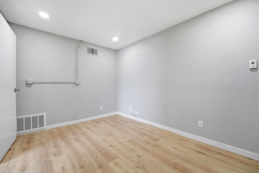 More Photos Of 2513-2515 E Willamette Ave, Colorado Springs Manufacturing For Lease