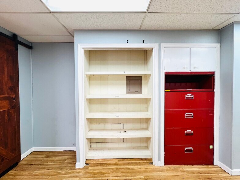 More Photos Of 414 Public Sq, Columbia Office For Sale