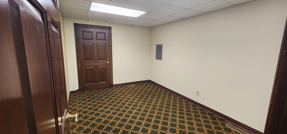 More Photos Of 815 John St, Evansville Light Distribution For Lease