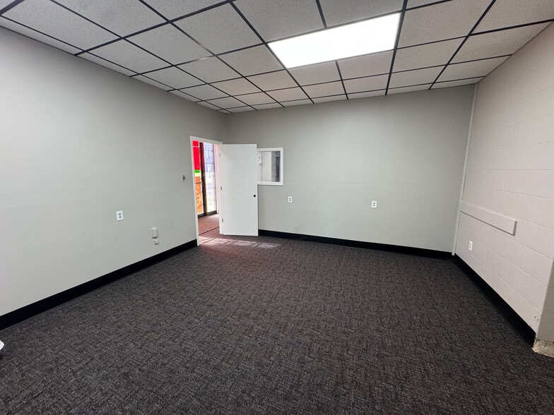 More Photos Of 701 E Pearce Blvd, Wentzville Warehouse For Sale