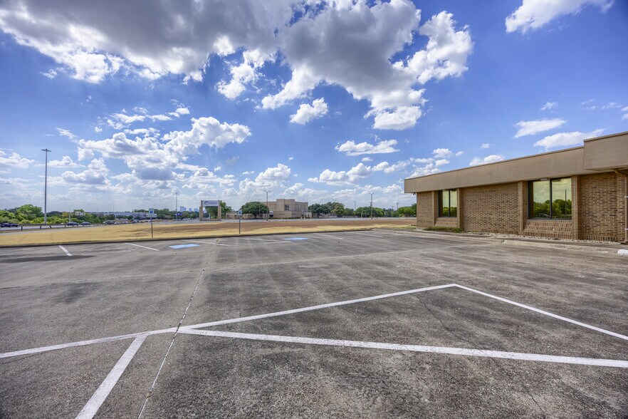 More Photos Of 8001 E R L Thornton Fwy, Dallas Office For Lease