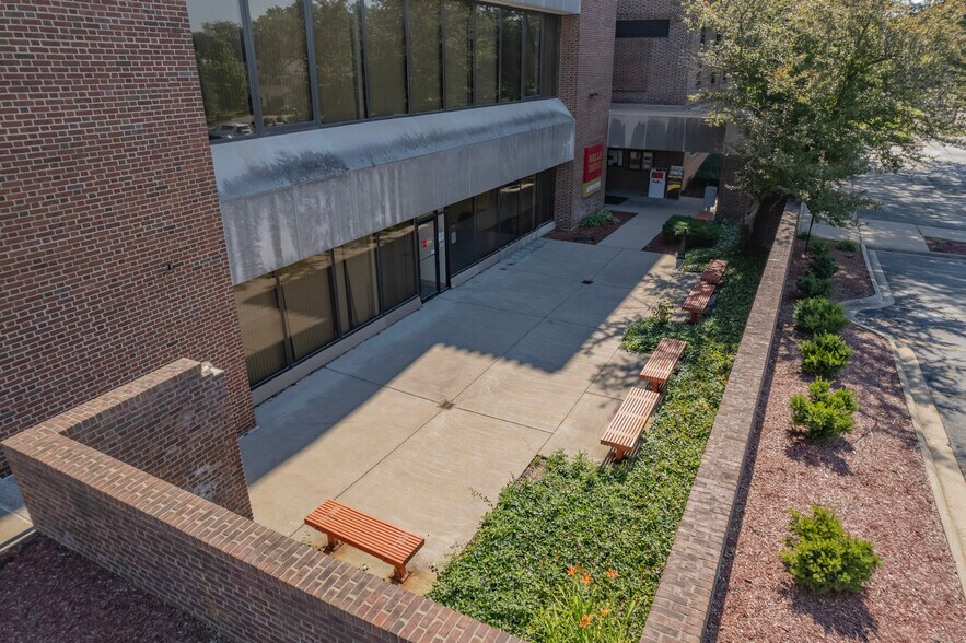 More Photos Of 524 W Stephenson St, Freeport Office For Sale