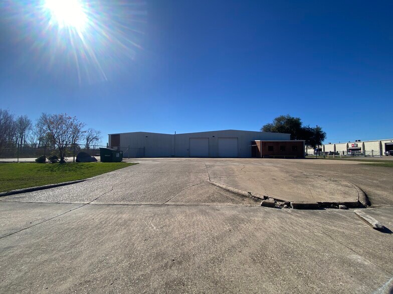 More Photos Of 7030 Wespark Cir, Beaumont Warehouse For Lease