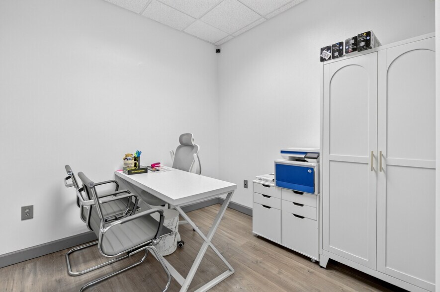 More Photos Of 6200 Metrowest Blvd, Orlando Office For Sale