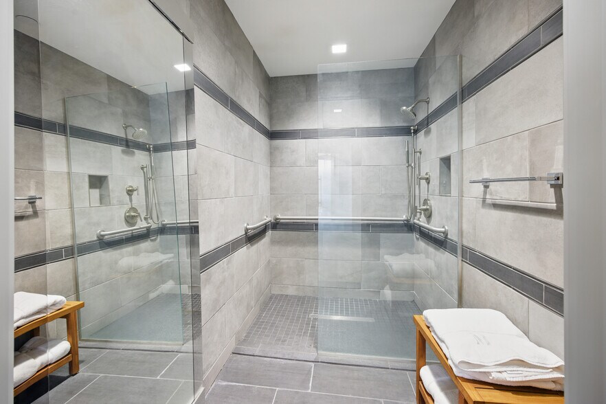 More Photos Of 55-99 W Maple Rd, Birmingham Medical For Lease