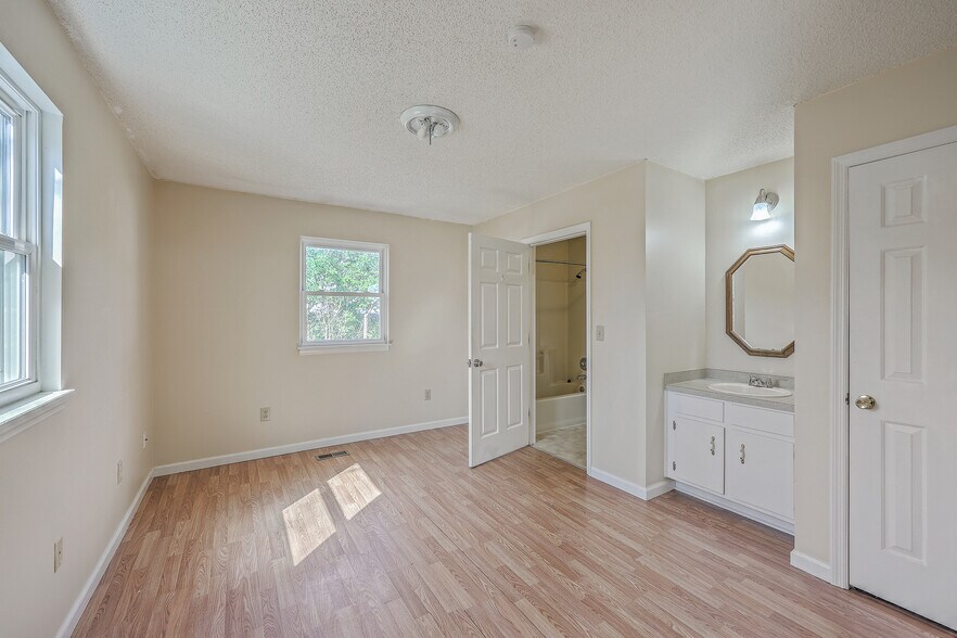 More Photos Of 106 Mayrant St, Summerville Office For Sale