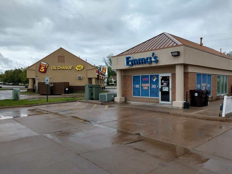 More Photos Of 3311 N Sterling Ave, Peoria General Retail For Sale