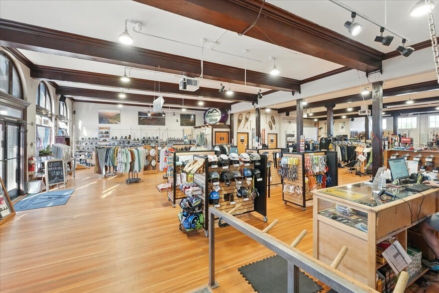 More Photos Of 2975 NE Sandy Blvd, Portland Storefront For Sale