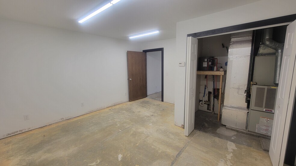 More Photos Of 906 W Springfield Rd, Taylorville Storefront Retail Office For Lease