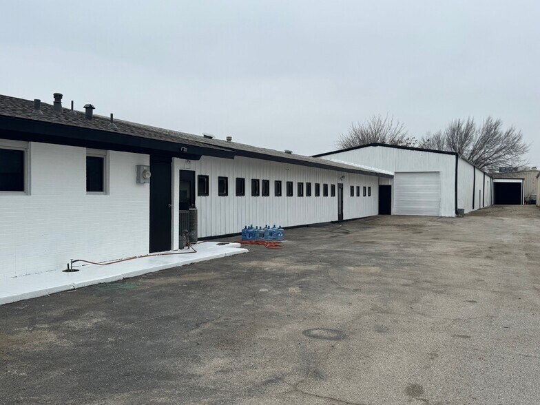 More Photos Of 11641 Denton Dr, Dallas Showroom For Lease