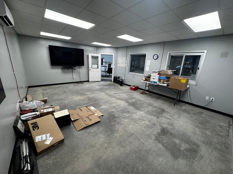 More Photos Of 2001 NE Broadway Ave, Des Moines Warehouse For Sale