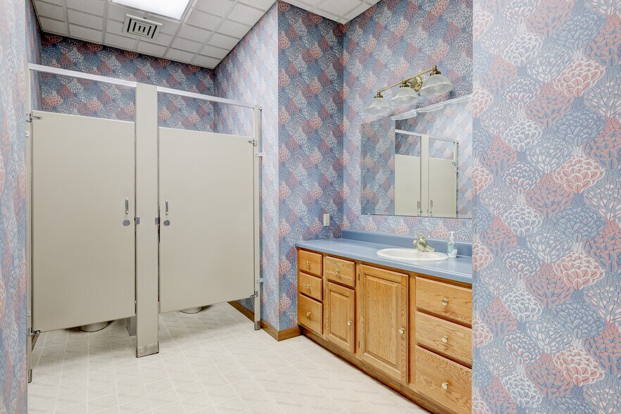 More Photos Of 309 South St, Pella Industrial For Sale