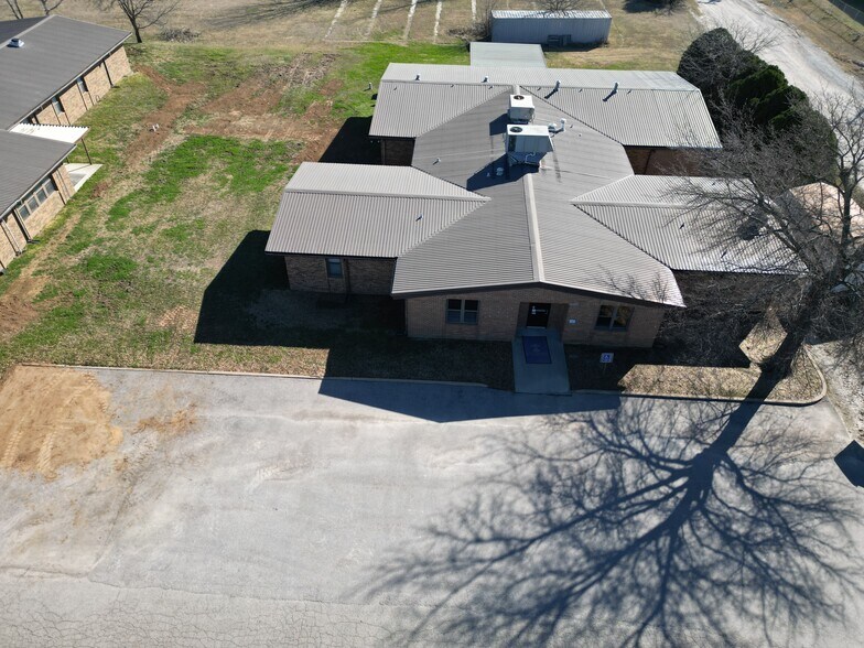 More Photos Of 817 Elks Blvd, Ardmore Office For Sale