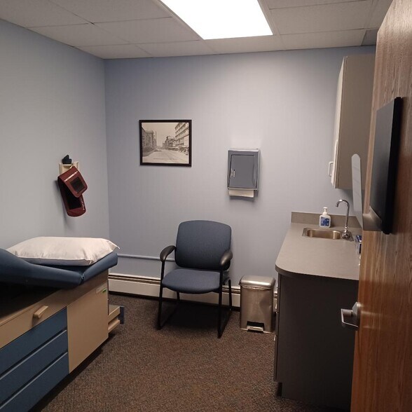 More Photos Of 16800 W Twelve Mile Rd, Southfield Medical For Lease