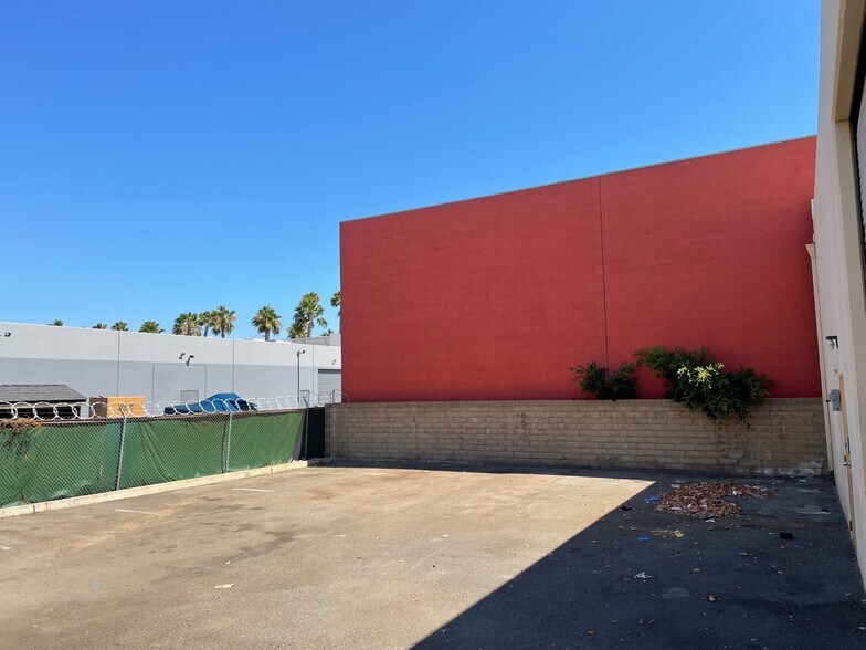 More Photos Of 1894 S Santa Cruz St, Anaheim Light Manufacturing For Lease