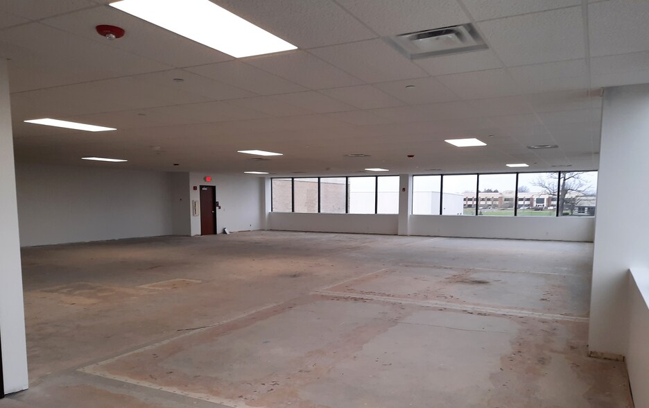 More Photos Of 7801 N Central Dr, Lewis Center Light Distribution For Lease