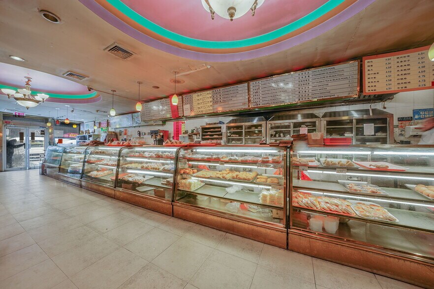 More Photos Of 280 Grand St, New York Storefront Retail Office For Lease