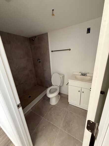 More Photos Of 18-20 E Pleasant St, Avon Park Religious Facility For Lease