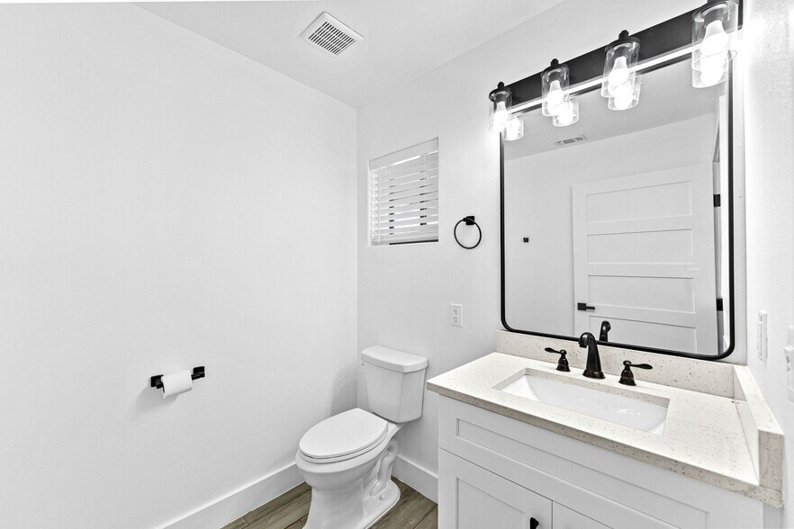 More Photos Of 13747 US Highway 87 S, Adkins Flex For Lease