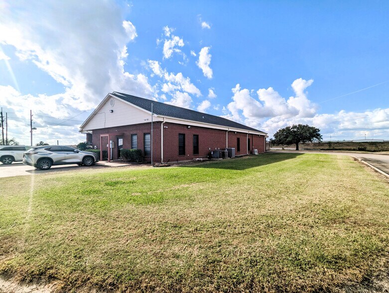 More Photos Of 8109 Smith Rd, Beaumont Office For Sale