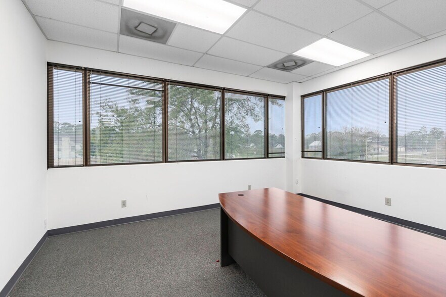 More Photos Of 17510 Red Oak Dr, Houston Office For Sale