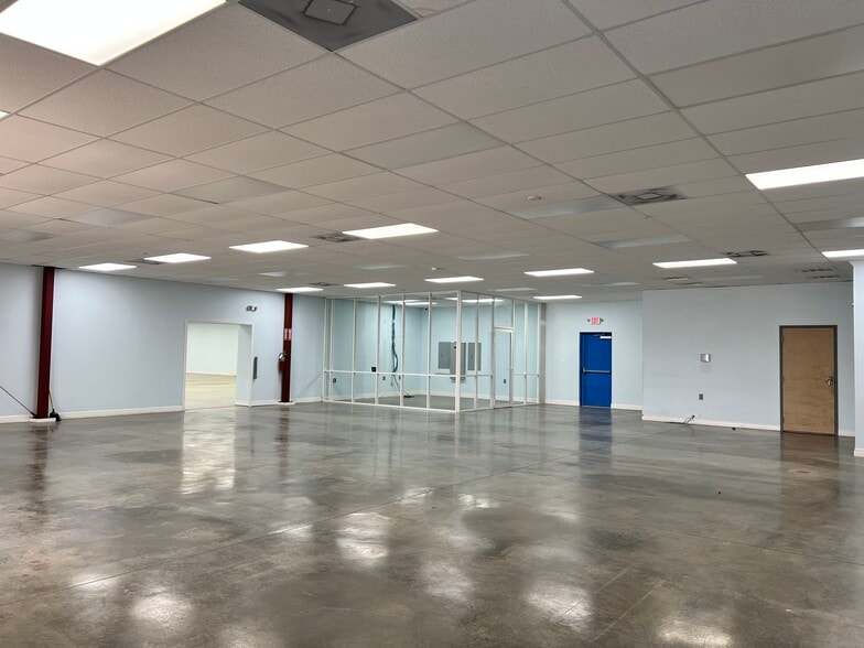 More Photos Of 2613-2617 Executive Point Dr, Monroe Showroom For Lease