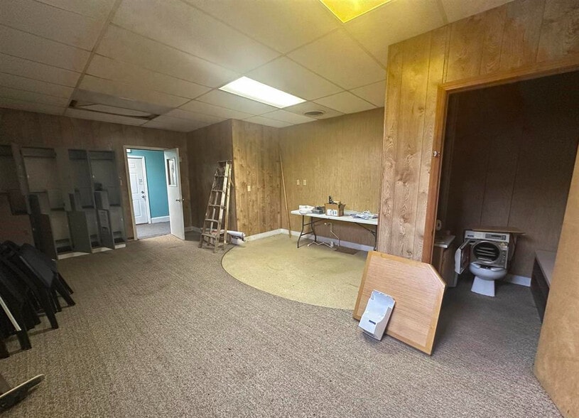 More Photos Of 101 S Rose St, Elmwood Office For Sale
