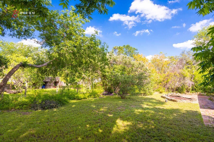 More Photos Of 514 Paris St, Castroville Storefront Retail Office For Sale
