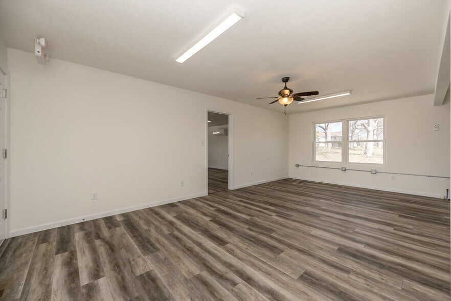 More Photos Of 302 S Lincoln Dr, Troy Office For Lease
