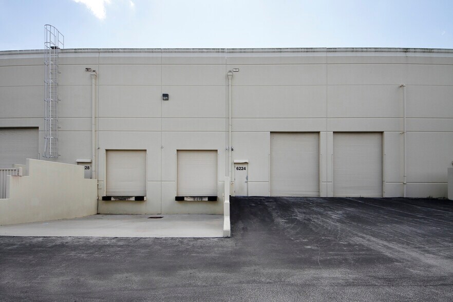 More Photos Of 6250-6270 N Hiatus Rd, Tamarac Unknown For Lease