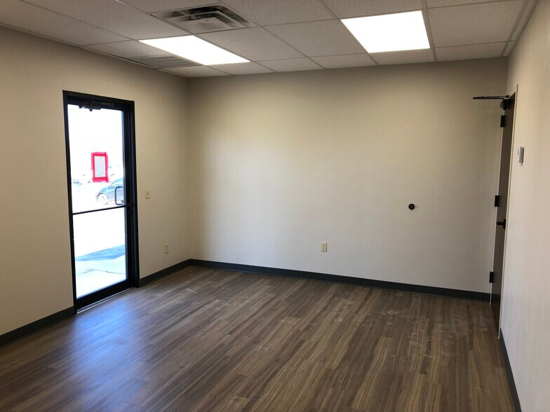 More Photos Of 132 NW 67th St, Oklahoma City Warehouse For Lease