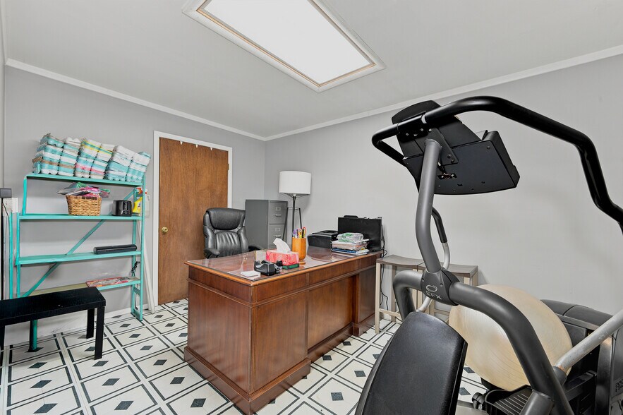 More Photos Of 20 Town Sq, Greenwood Health Club For Sale