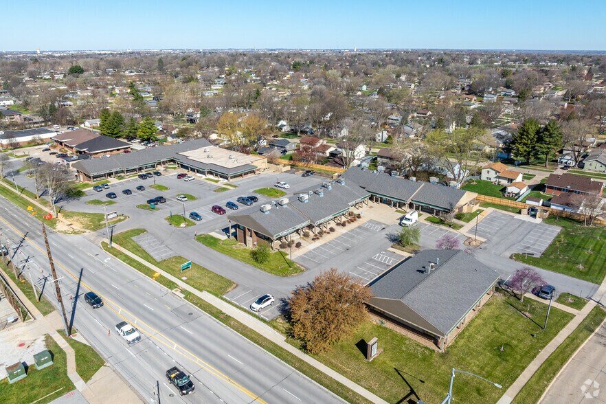 Primary Photo Of 7501-7611 Douglas Ave, Urbandale Unknown For Lease