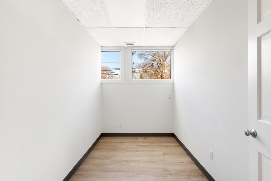 More Photos Of 152 E Main St, Huntington Medical For Lease