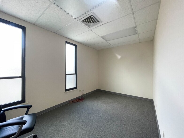 More Photos Of 6252 N Lincoln Ave, Chicago Office For Lease
