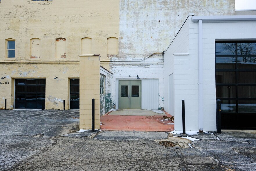 More Photos Of 408 W Main St, Benton Harbor Freestanding For Lease