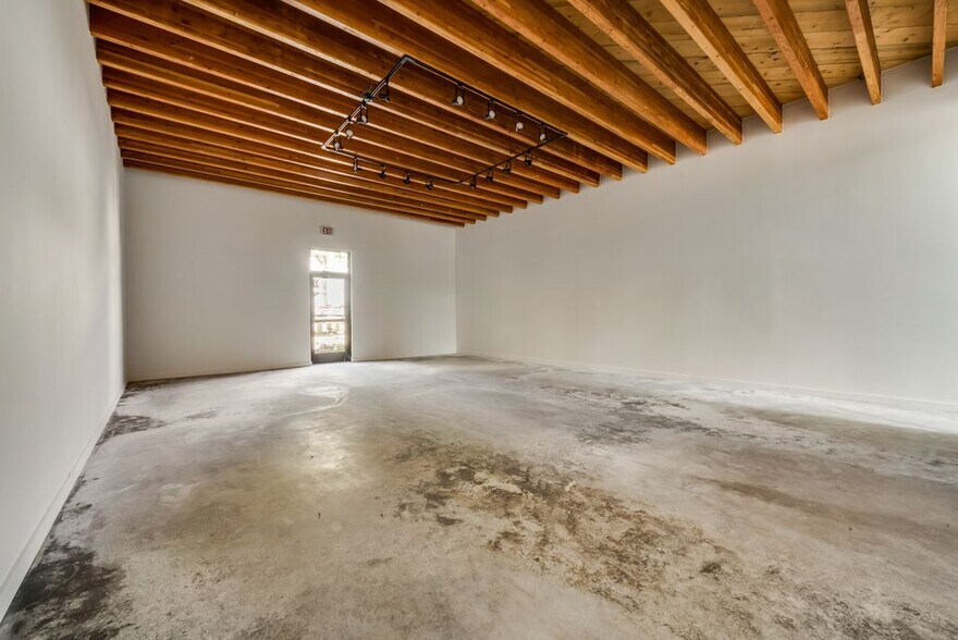 More Photos Of 4763 Algiers St, Dallas Loft Creative Space For Sale