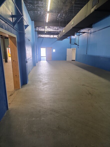 More Photos Of 801 8th Ave W, Palmetto Showroom For Lease