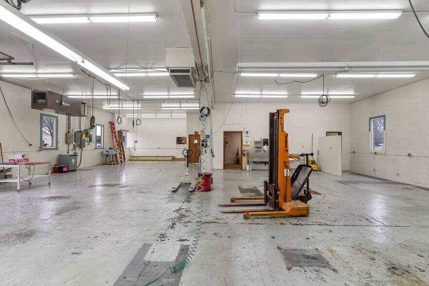 More Photos Of 2195 Fairgrounds Rd NE, Salem Freestanding For Lease