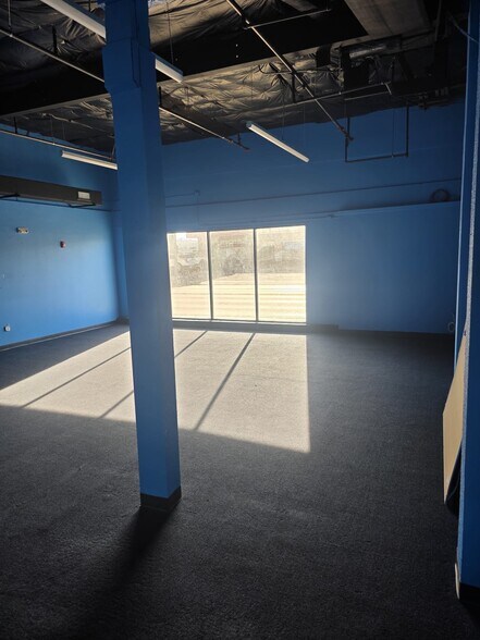 More Photos Of 801 8th Ave W, Palmetto Showroom For Lease