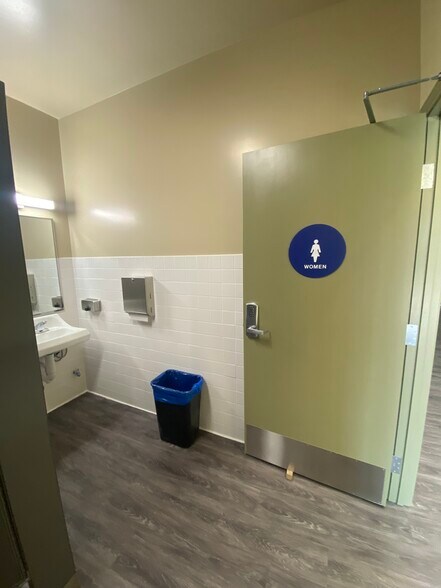 More Photos Of 1350 W Robinhood Dr, Stockton Office For Lease