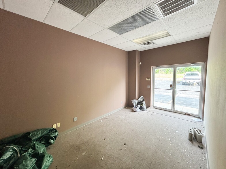 More Photos Of 1008 W Farmer St, Ozark Warehouse For Lease
