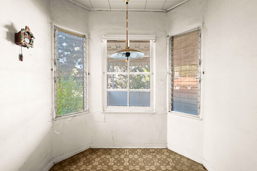 More Photos Of 2106 Valentine St, Los Angeles Apartments For Sale