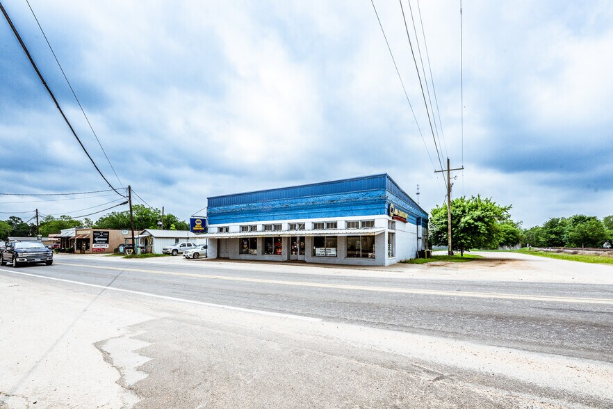 More Photos Of 201 Gibbs St, New Waverly Freestanding For Sale